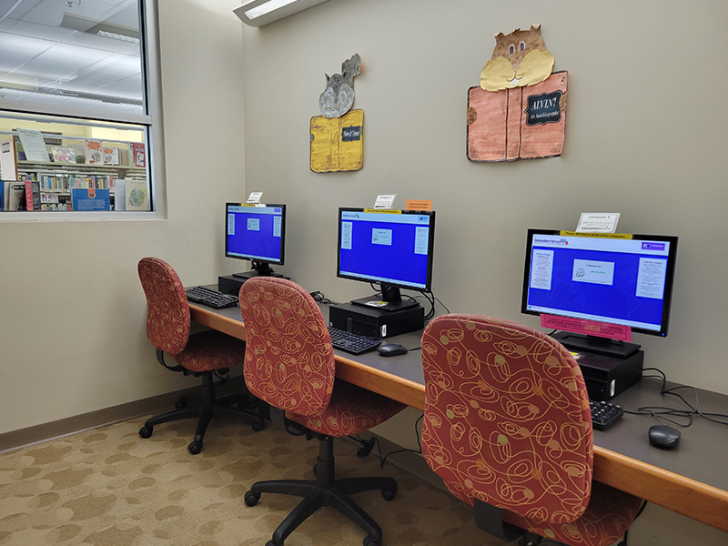 Children's computer section, featuring 3 computers and chairs.